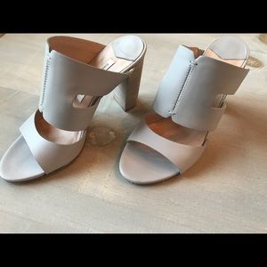Diane Von Furstenburg size 36 light grey heel